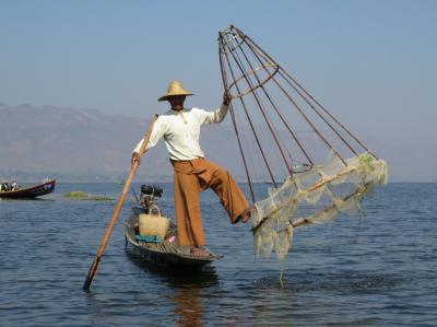 ミャンマーの旅（５）・・インレー湖の伏せ網漁、織物工房、ファウンドーウー・パヤーを訪ねて