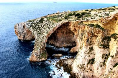 地中海に浮かぶ小さな島、マルタ観光（青の洞門、ハジャーイム神殿、考古学博物館、聖ヨハネ大聖堂）
