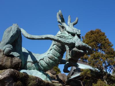 江ノ島にはいくつ神社があるのだろうか。辺津宮，中津宮，奥津宮。。。歴史ですかね。