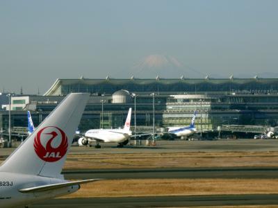 ０２．新春のエクシブ鳴門 スーパースイート２泊　羽田空港第１ビル サウスウィング ＪＡＬサクララウンジ　羽田空港に着陸する飛行機