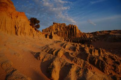 オーストラリアの最古の歴史・世界遺産のムンゴ国立公園 (Mungo National park, the oldest cremation site )