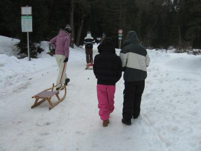 2012年12月、お孫ちゃま連れで、オーストリア・チロルの冬とクリスマスを楽しむ旅(2)雪山でのソリ遊びとクリスマス。