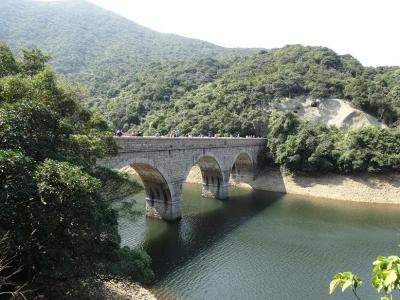 貯水池をめぐるハイキング