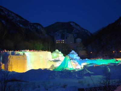 <晴れのち大吹雪かよ北海道・2＞極寒の層雲峡で氷見温泉に入る？　-１４度の「氷瀑まつり」　