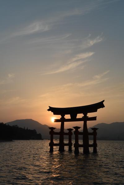 穏やかな海と島の絶景！宮島&amp;尾道旅vo１　宮島の夕日と美味しいものを食べる