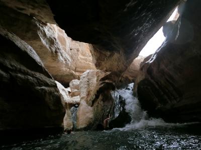 オマーン　ワディ・シャブ Wadi shab 秘密の洞穴トレッキング＆水泳