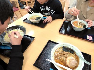 ０１．春休みの浜名湖ロイヤルホテル１泊　三島～浜名湖ドライブその１　東名富士川サービスエリアフードコート 富士山らーめん・ 山海亭の朝食