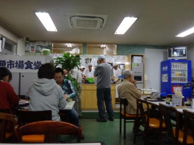 小田原魚市場食堂は市場の上です。 
