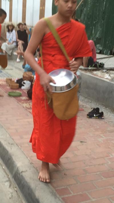 ルアンプラバンの托鉢風景