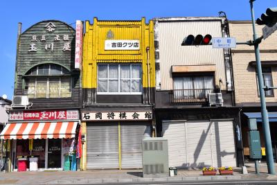  看板建築と石蔵が並ぶ「石岡のレトロな街並み」（茨城）