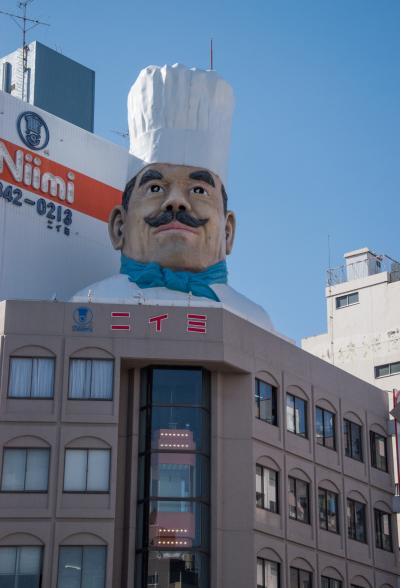 仏教寺院らしくない築地本願寺の見学、築地場外市場で買い食い＆かっぱ橋道具街で買い物の一日