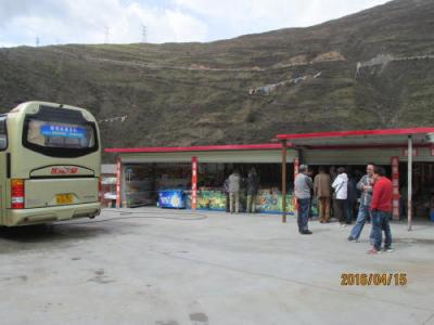 四川省の九寨溝から成都へのバスの旅・ドライブイン
