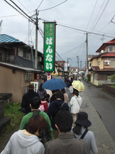 栃木県で温泉のつもりが、喜多方ラーメン並んでた。