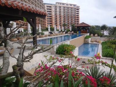 ANAプレミアムクラスで行く沖縄♪ 『カフー リゾート フチャク コンド・ホテル』のスパ、ジム、プールサイドでカクテル♪ テラスのある【The Orange】でスパークリングワイン♪ アネックス棟の最上階にOPENしたレストラン【琉球 BBQ Blue】からのサンセットタイム、マッサージ器具や抱き枕などお部屋でレンタルできるサポートアイテムが約200種類も！！