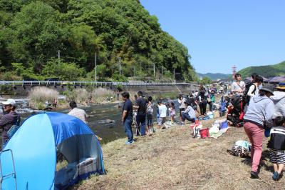 鱒つかみ取り大会