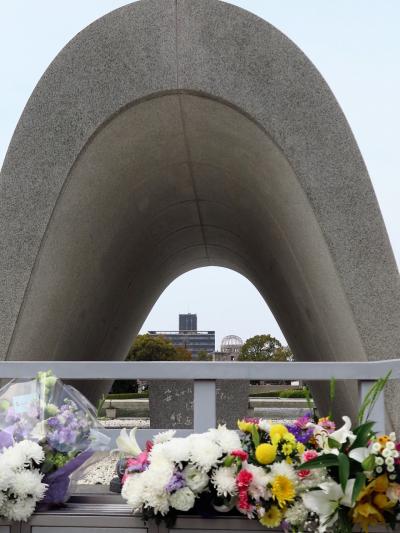 広島-2　平和記念公園　誓い新たに　☆原爆死没者慰霊碑を中心に