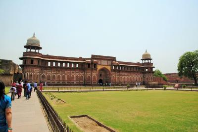 初インドを中国東方航空利用、手配旅行で行ってきました。③アグラその２(アグラ城～ファテープル・シークリー)