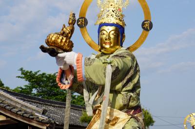 古市古墳群・当麻寺練供養から、御所まち・葛城山・葛城の道の旅（一日目後半）～西方浄土から中将姫を迎えにきた観音菩薩以下２５菩薩の面々。夕陽を浴びてキラキラ輝くさまは、まさにこの世の極楽です～