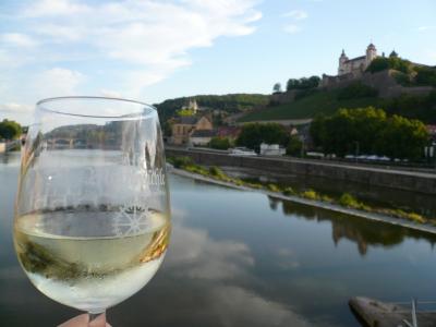 2015夏　南ドイツ一人旅（3）ヴュルツブルク　マリエンベルク要塞を眺めながら夕暮れワイン