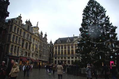 ベルギーの首都ブリュッセル。華麗なるグランプラスのクリスマス。小便小僧もクリスマスバージョン。