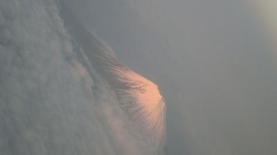 成田空港から名古屋セントレア空港へ行く途中の上空から夕方の富士山を