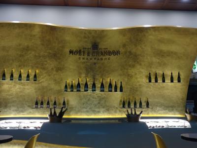 【Moet & Chandon bar】エミレーツ　圧巻のビジネスラウンジ 広いけど、探す価値あり。モエ・バー。なんと、ピンクも無料!!