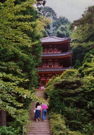 奈良県一のあじさい名所寺と三重塔が美しい寺