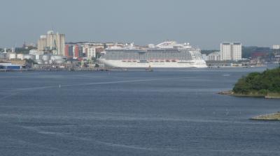 Tallink Silja Line でストックホルムの港に入港。港まで島々をぬって航行。眺めがすばらしい。