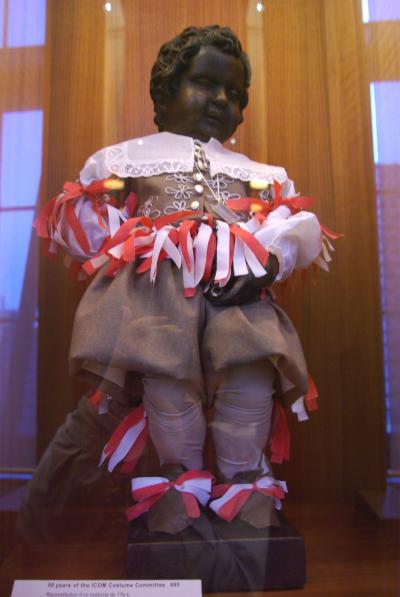 ブリュッセル市立博物館より、世界一の衣装持ち、小便小僧のクローゼットを紹介。