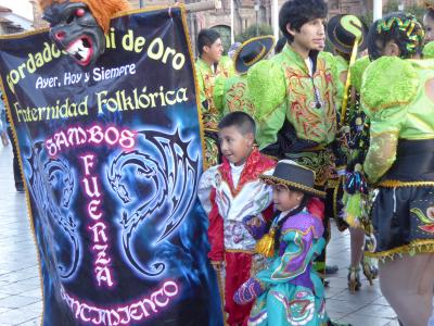 思いのままに旅するペルー(8) 今日のクスコは子供のお祭り。アルマス広場でパレードが始まる