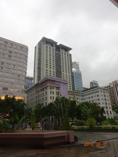 雨の香港。