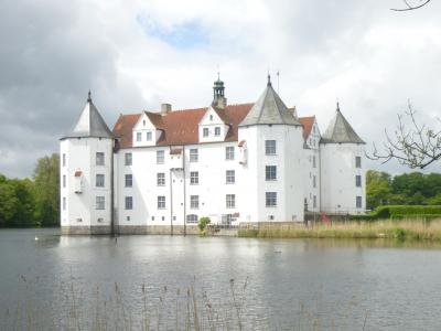 ドイツの春・北方二州を巡る：4北欧ルネサンスの水城・“幸運の城”グリュックスブルク城を訪ねて