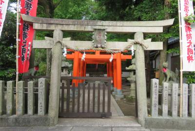 2016梅雨、奈良の世界遺産(9/9)：孫太郎稲荷神社：扁額、鳥居、拝殿、白い狐像、保存樹