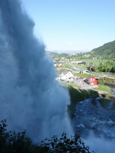 VossからBergenへドライブ。途中，NorheimsundでSteinsdalsfossen滝をみる。すごい水量。