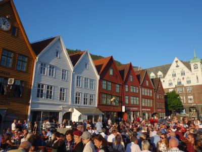 ベルゲンの街歩き。魚市場にブリッゲン地区をぶらぶら歩く。観光客で活気のある街です。