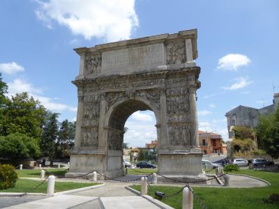 夏の優雅な南イタリア周遊旅行♪　Vol28(第3日)　☆Benevento：ベネヴェントが誇る古代ローマの立派な凱旋門「Arco di Traiano」を眺めて♪