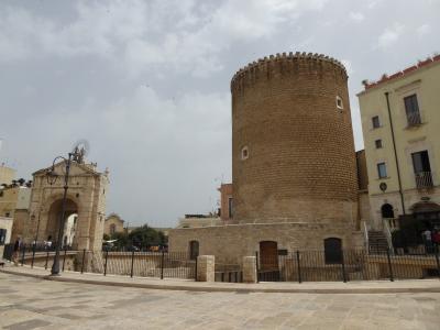 夏の優雅な南イタリア周遊旅行♪　Vol112(第7日)　☆Bitonto：立派なビトントの塔と城門がお出迎え♪