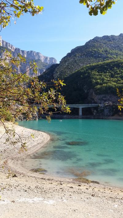 大人の遊学で滞在したプロヴァンスの日々（5）　遠足で行く絶景のサント・クロワ湖とムスティエ村