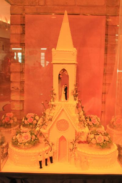 バラ咲く白い恋人パークと新緑の藻岩山