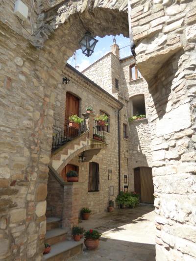 夏の優雅な南イタリア周遊旅行♪　Vol156(第9日)　☆Guardia Perticara：美しき村「グアルディア・ペルティカーラ」美しい城門を眺めて♪