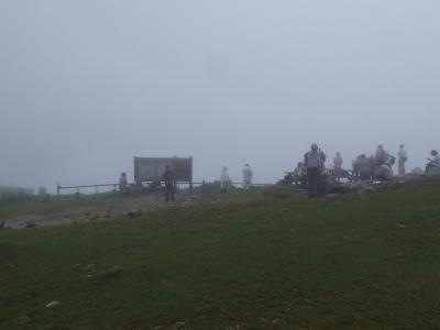 散策気分で　伊吹山。　人生初めての登山は　濃霧。
