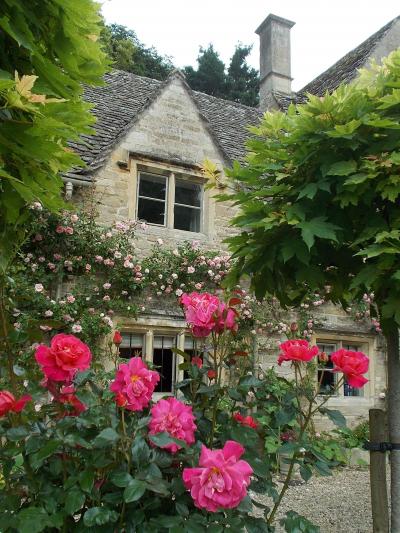 ＜４＞（コッツウォルズ編）『英国旅行。北から南へ・・と　１２日間』（「薔薇の花・・咲く！カントリー・サイド」を巡る　１日。　『バース』　は、こじんまり！した・・素敵タウン）　