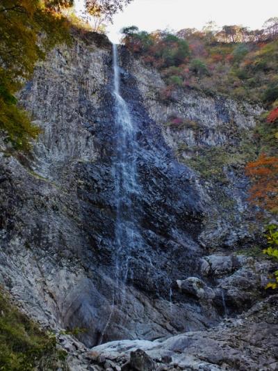 幅100mの岩壁から落ちる四国一の滝