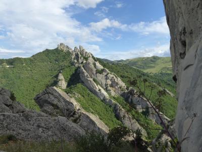 夏の優雅な南イタリア周遊旅行♪　Vol169(第9日)　☆Castelmezzano：美しき村「カステルメッツァーノ」　隣村「ピエトラペルトーザ」へ続く壮大な岩山を眺めて♪