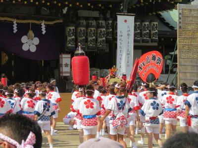 大阪の夏祭り「天神祭り・ギャル神輿」のお通りだよ。