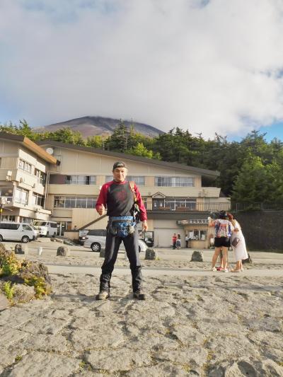 富士山頂上を目指す