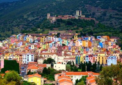 サルデーニャ・レンタカーの旅2016【23】 ボーザ　自然と美しく調和する町、その景観はイタリア本土でもちょっと見られませんよ！