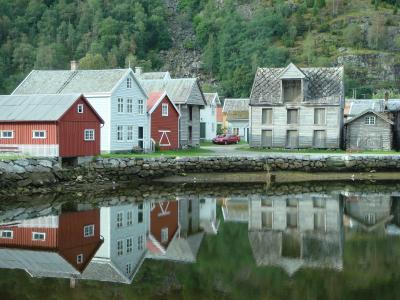 フィヨルドの流れの奥深くに佇む小さな村・・・ラールダール・・・・・北欧４カ国の旅