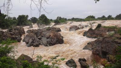 ラオス南部はオフシーズン　その１５　雨季のソンパミットの滝