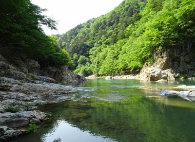 龍王峡自然研究路を歩き、虹見の滝やエメラルドグリーンの川を眺める時間/栃木・日光